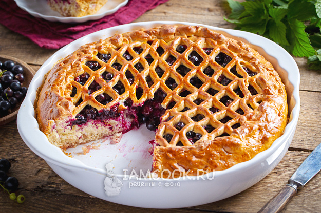 Если смородина даёт сок – пусть даёт: в этом рецепте она не растекается. Главное, не трогайте тесто руками