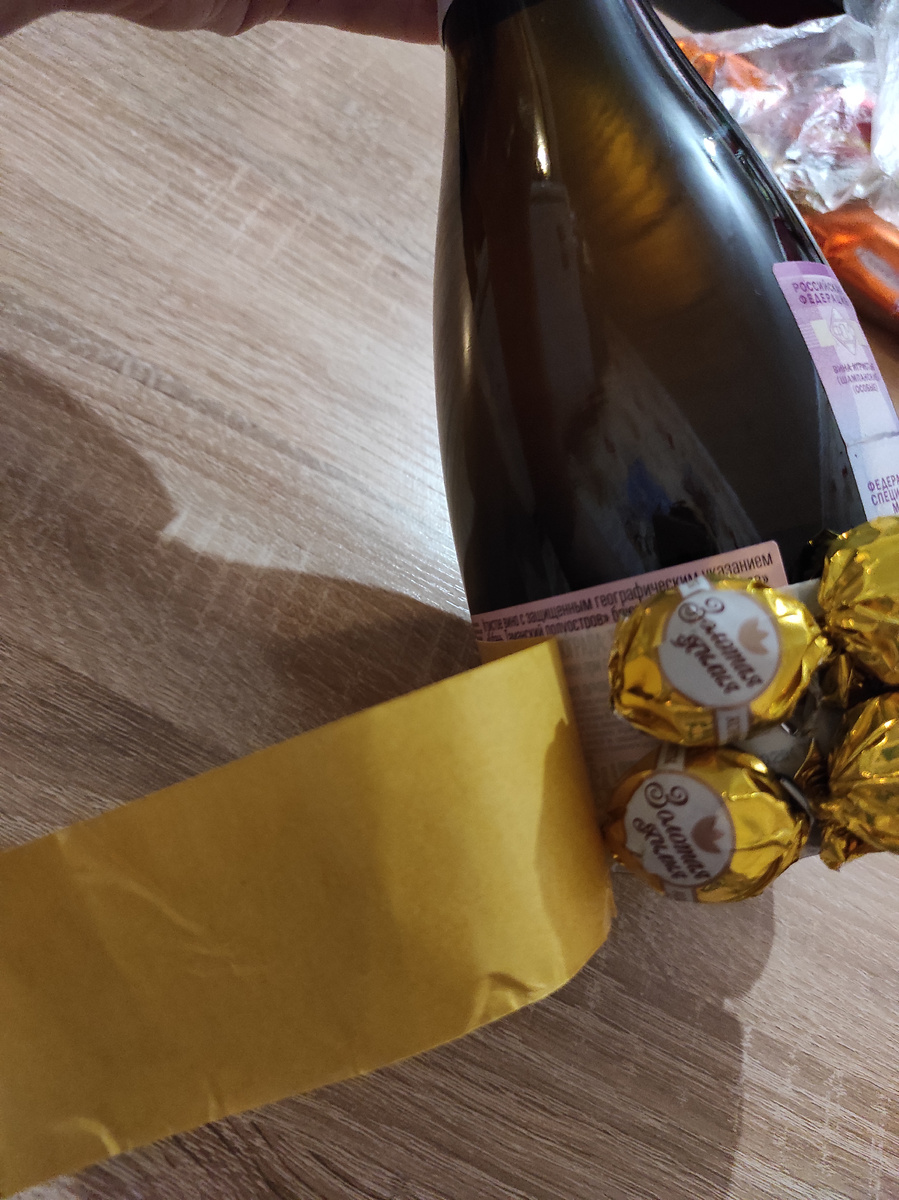 Приклеивание конфет к бутылке