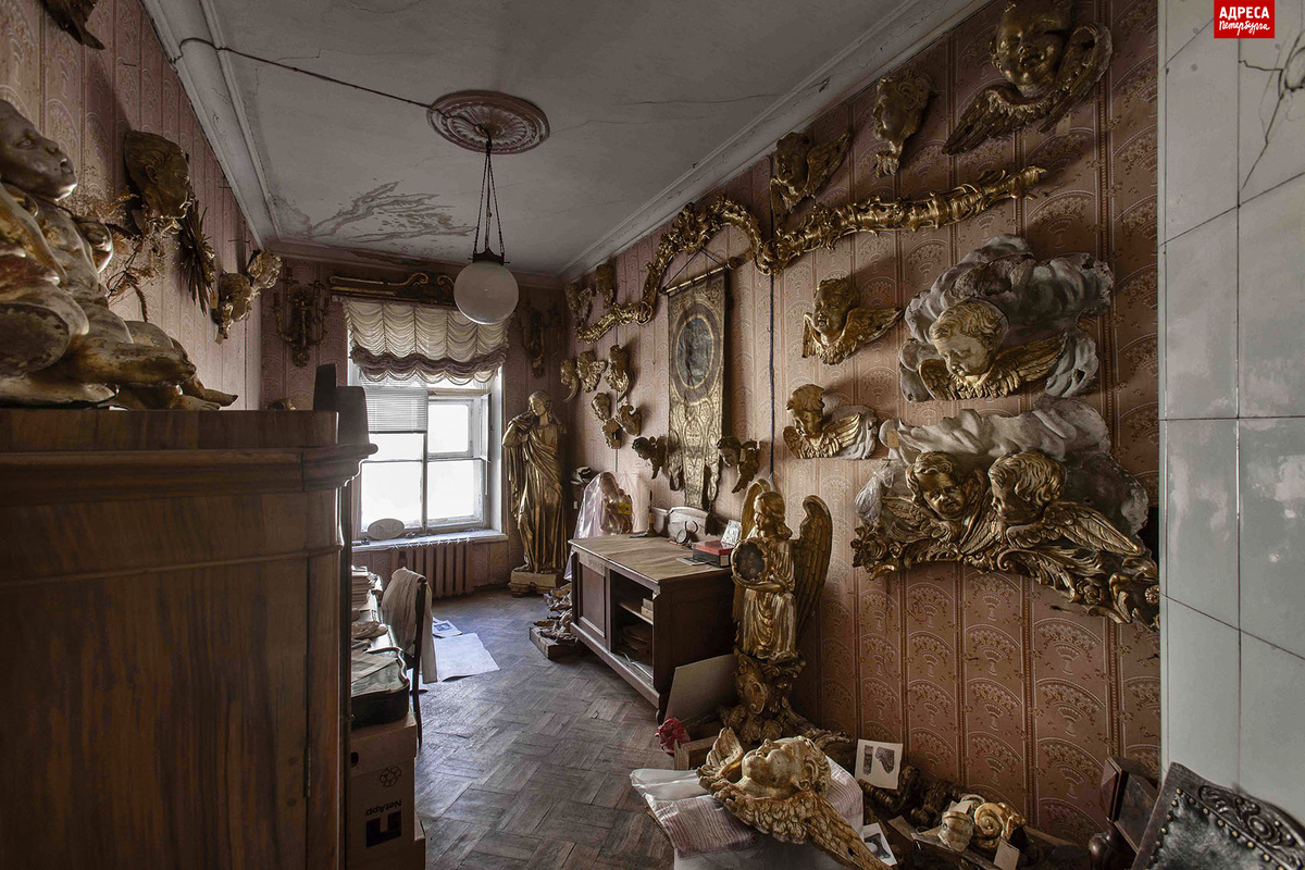 Кабинет эрмитажных архитекторов до реконструкции Запасного дома. На стенах — фрагменты иконостаса, который будет позже восстановлен в Большой церкви Зимнего дворца при реставрации в 2008–2014 годах. Фото Юрия Молодковца