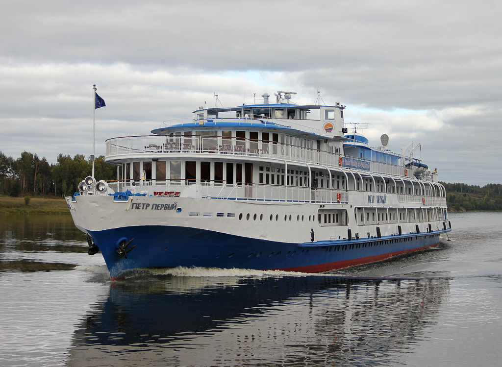 Речной пассажирский теплоход Пётр первый.