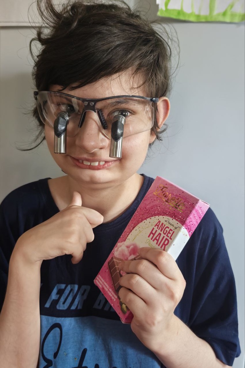 Это не реклама)Моя дочь ценит вкусное и качественное,а еще она любит позировать,настоящая модель)