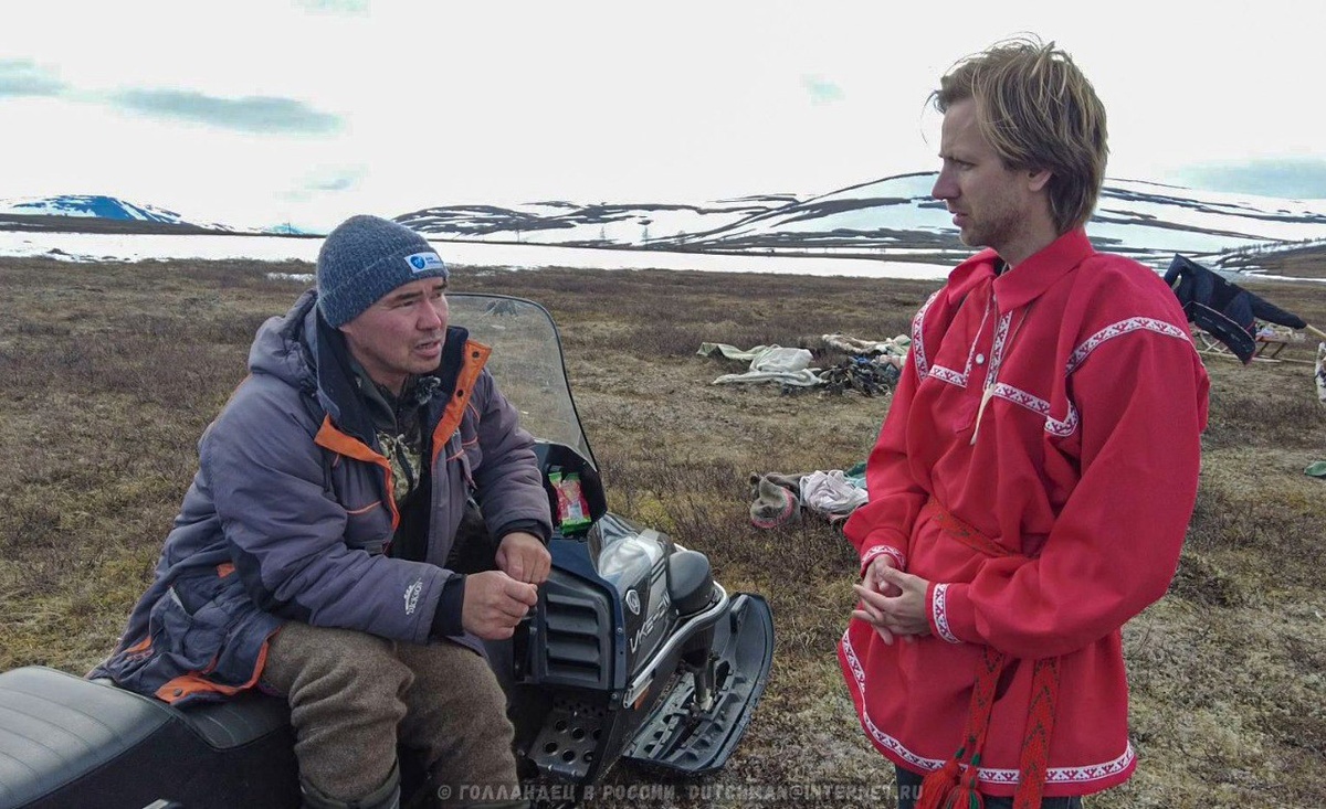 Мы с Виталием обсуждаем жизнь в тундре. Я так понимаю, в магазин не часто ходят. Фото: Голландец в России