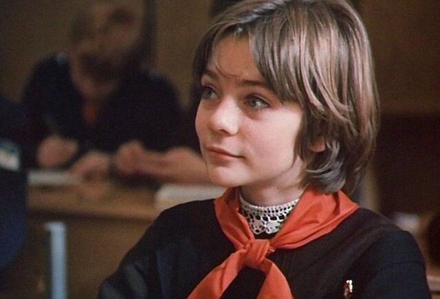 Помните этот мурашки по коже от фразы "Миелофон у меня"? Фильм "Гостья из будущего" вышел в 1985 году и сразу стал легендой. Давайте разберёмся, почему эту историю до сих пор помнят и любят.