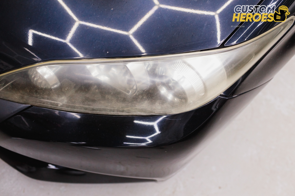 Источник фото: https://custom-heroes.ru/raboty/vid-uslugi/avtosvet/nashi-raboty/vosstanovlenie-optiki-toyota-wish-novye-stekla-i-tochnaya-regulirovka/