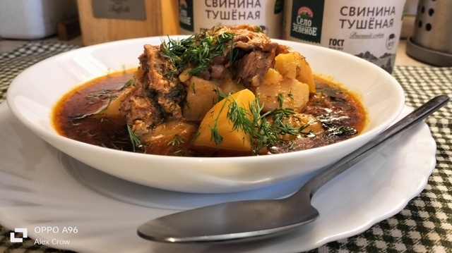 Картошка с тушёнкой. Фото автора.