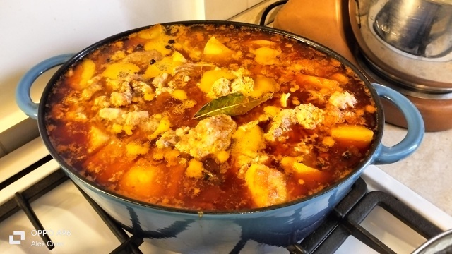 Тушение картошки с тушенкой. Фото автора.