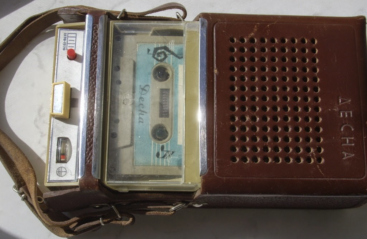 Кассетный малогабаритный магнитофон "Десна"