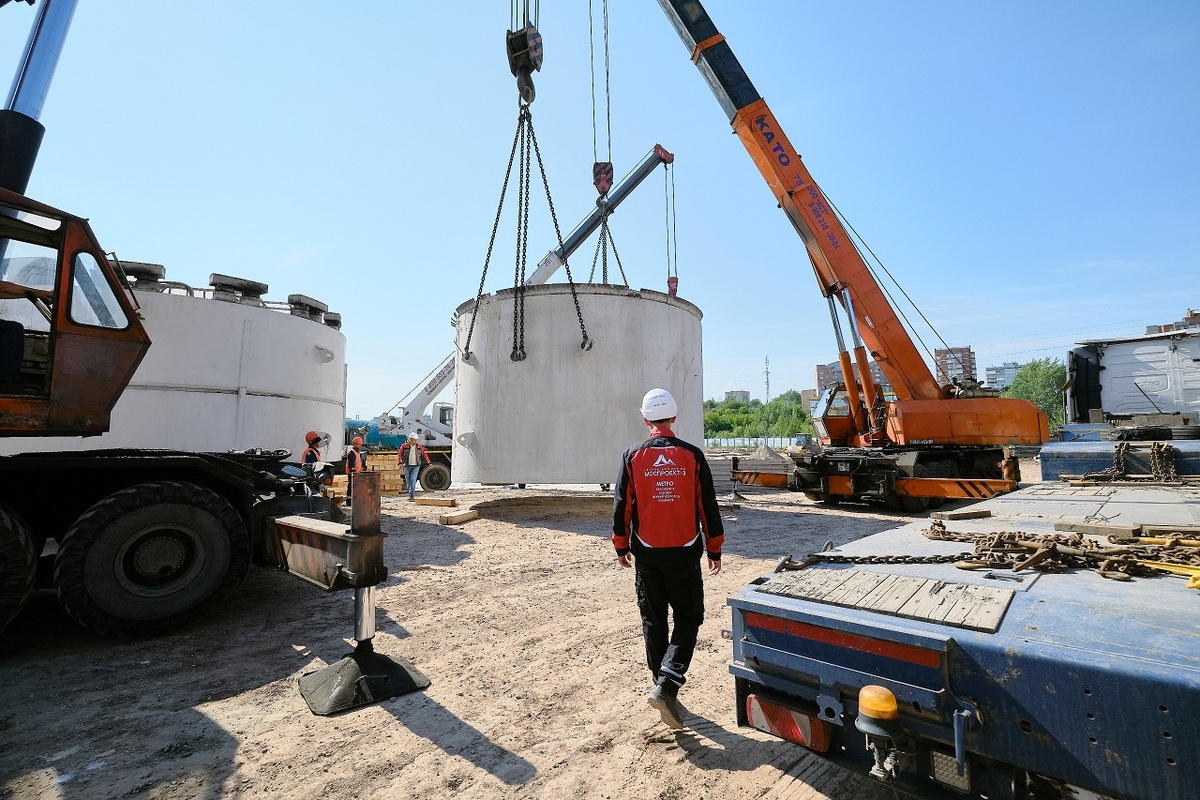     Щит прибыл на будущую конечную станцию первой линии: его будут монтировать в стартовом котловане