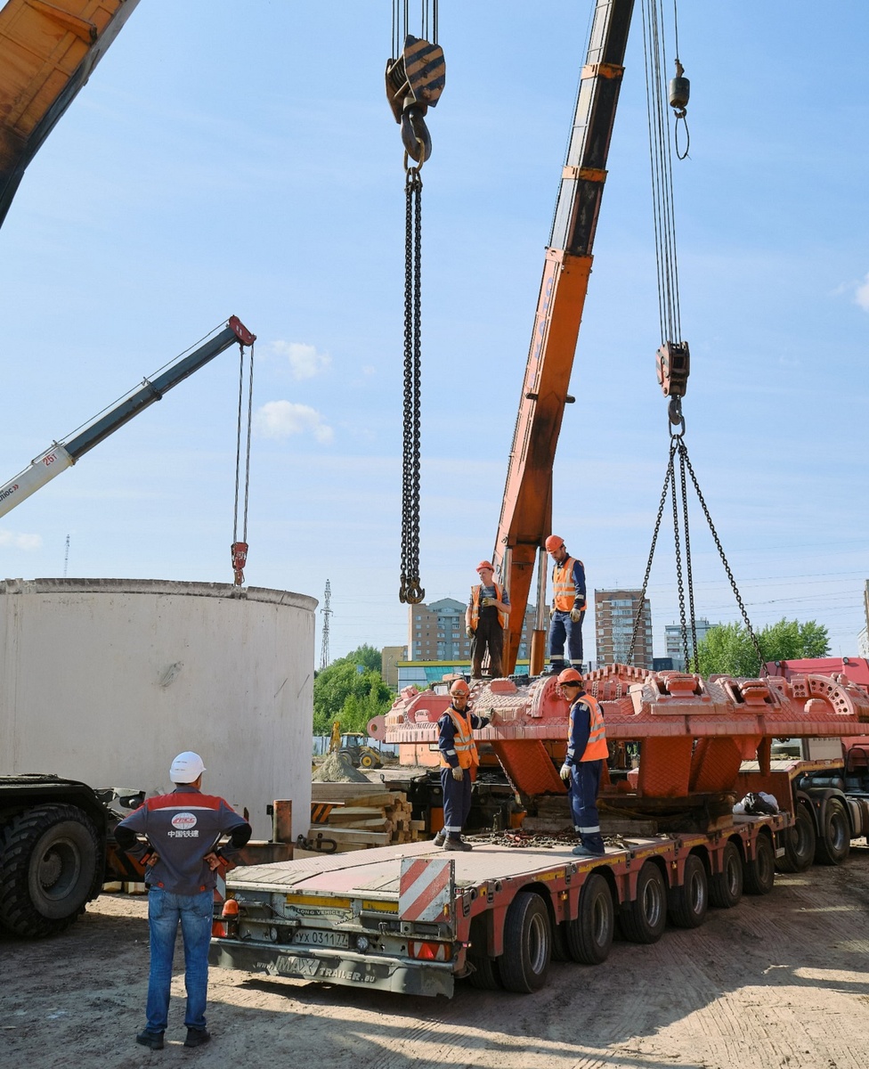     Выгрузка тяжелой техники (вес головной части ТПМК составляет 387 тонн) – сложная задача