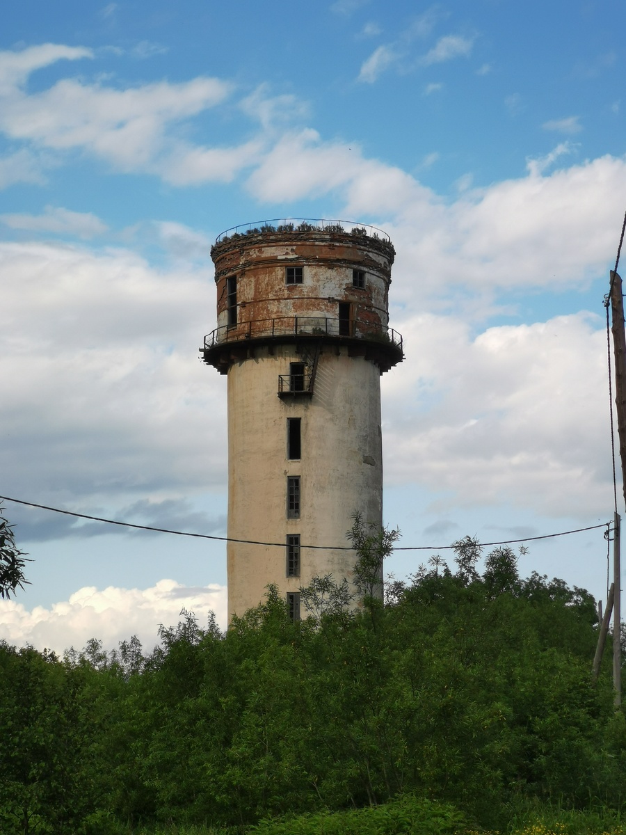 Японская водонапорная башня, лестница внутри разрушена