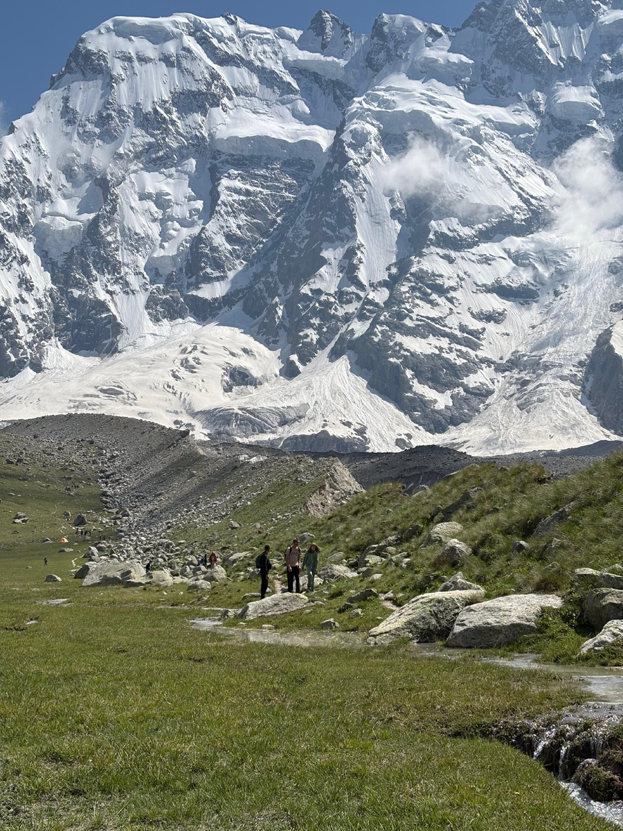 Снег летом - это восхитительно ! Фото автора.