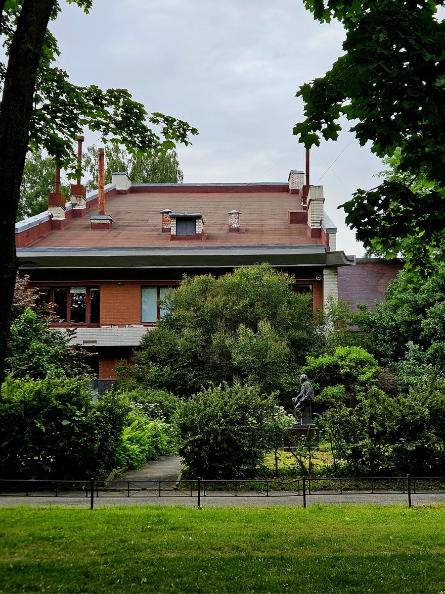 Дом-мастерская М. К. Аникушина — здание в стиле советского модернизма, с 2024 года — выявленный объект культурного наследия.