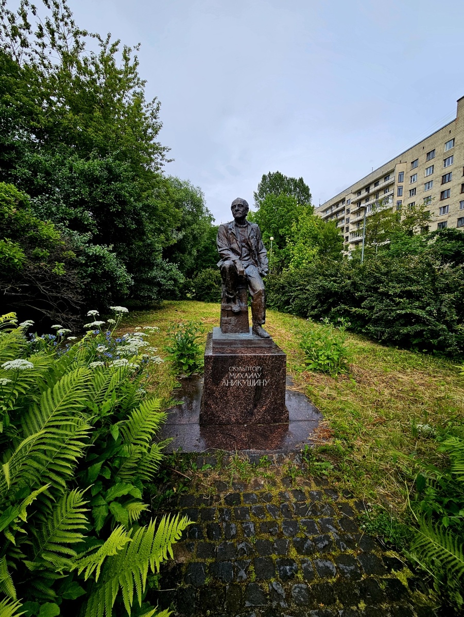 Памятник М. К. Аникушину работы Н. Краюхина (установлен 12 сентября 2013 года).