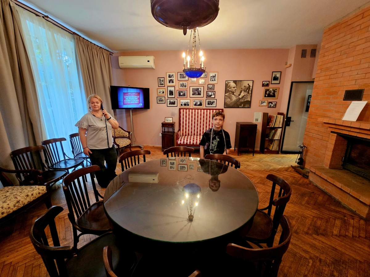 Гостиная первого этажа. Дом-мастерская М. К. Аникушина.