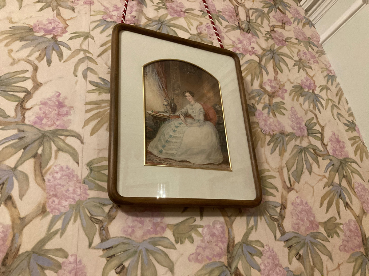 Мария Александровна, портрет работы художницы К. Робертсон, 1851 год. Обратите внимание на сохранившиеся  отреставрированные обои с цветущими каштанами. Фото автора.