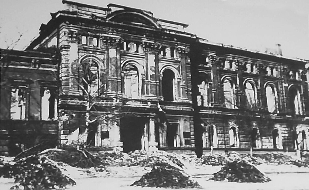 Здание известно как дом губернатора по адресу: пр-т Революции, 22  📷
