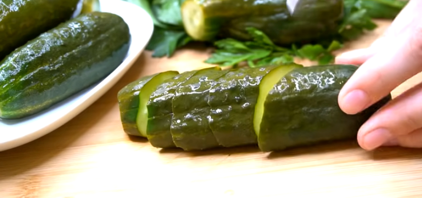 Если у Вас нет такой баночки в холодильнике, срочно готовьте. Это такая вкуснотища😋. Рецепт бесподобных хрустящих малосольных огурцов.