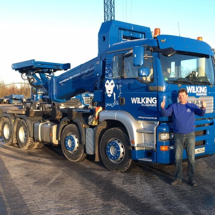 На фото возможно самая первая машина