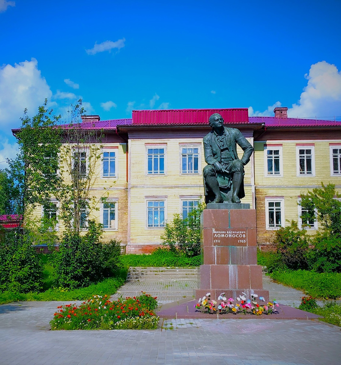Памятник М. В. Ломоносову в д. Ломоносово (Архангельская область)