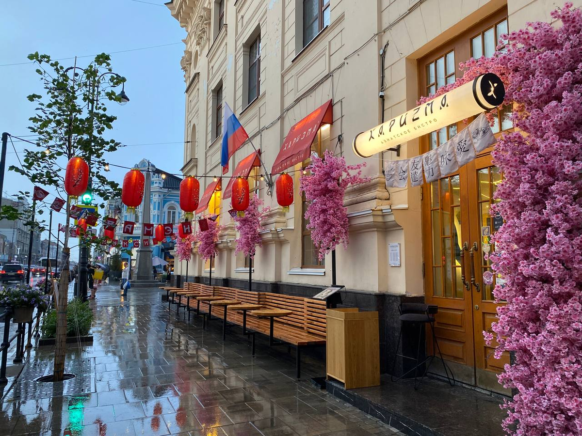 Вход и летние столики