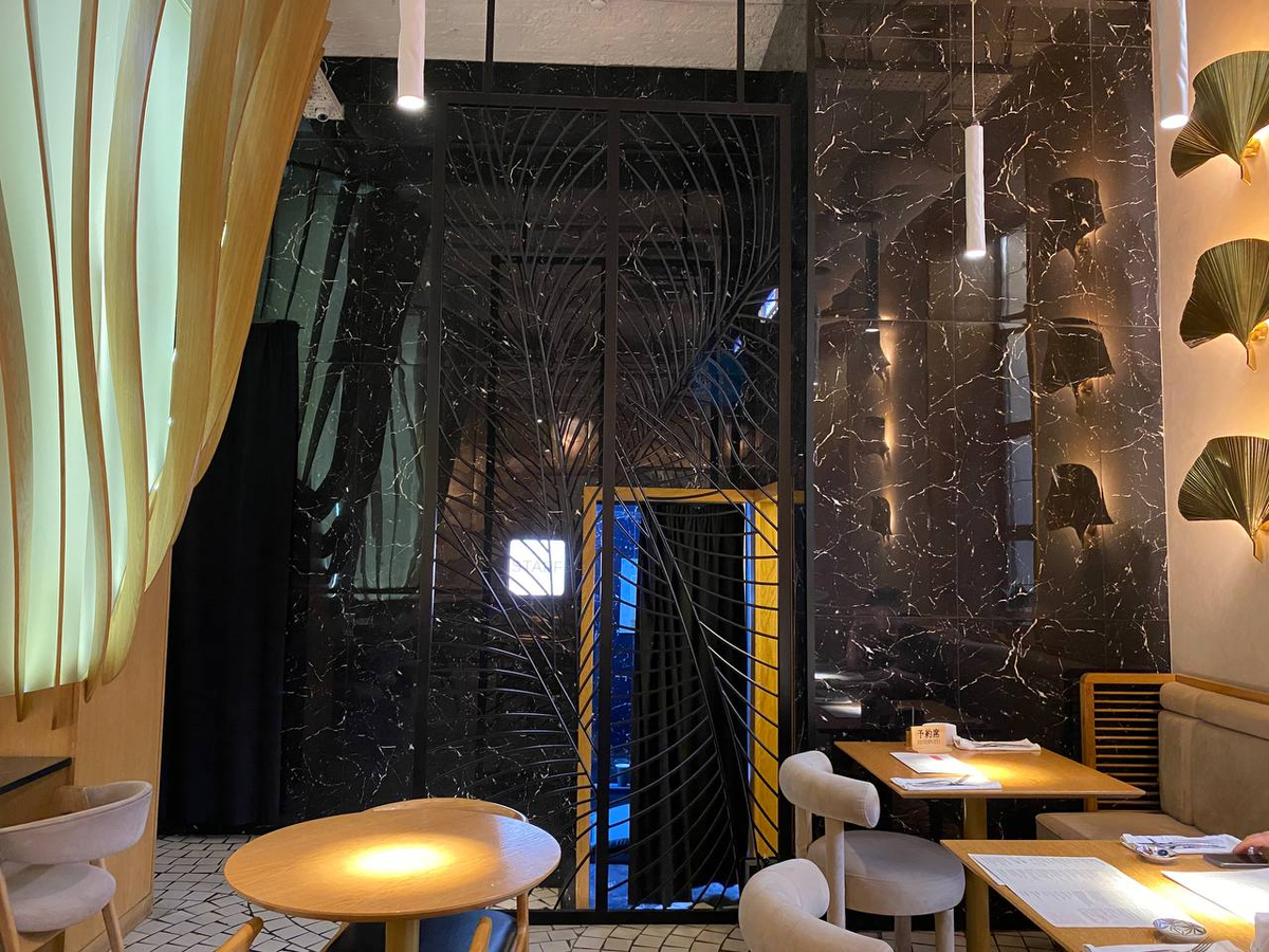 Вид на вход