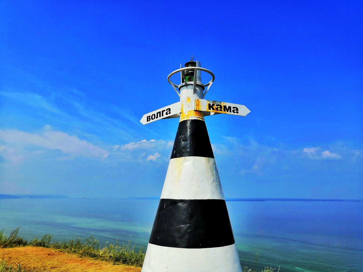 №2. Моя фотография достопримечательности этих мест. Буй, который стоит на горе и на котором указатель «Волга-Кама»