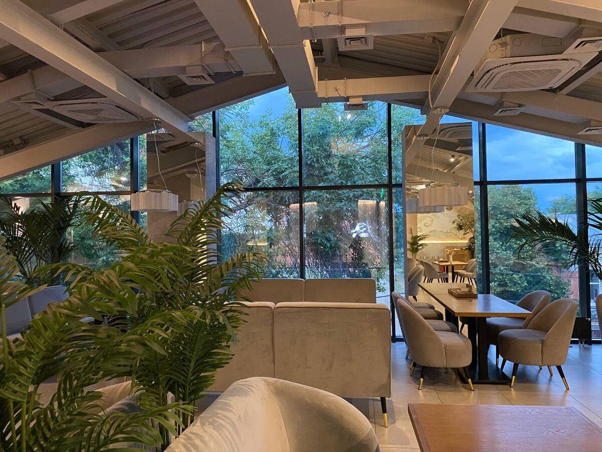 Третий этаж. Панорамный вид на дерево 