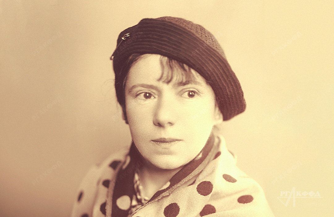 В.М. Инбер, поэтесса и прозаик (портрет) / Москва, 1935-1938 гг. / Фотограф: Б.Д. Фабисович /РГАКФФД. Арх.№ 2-102362