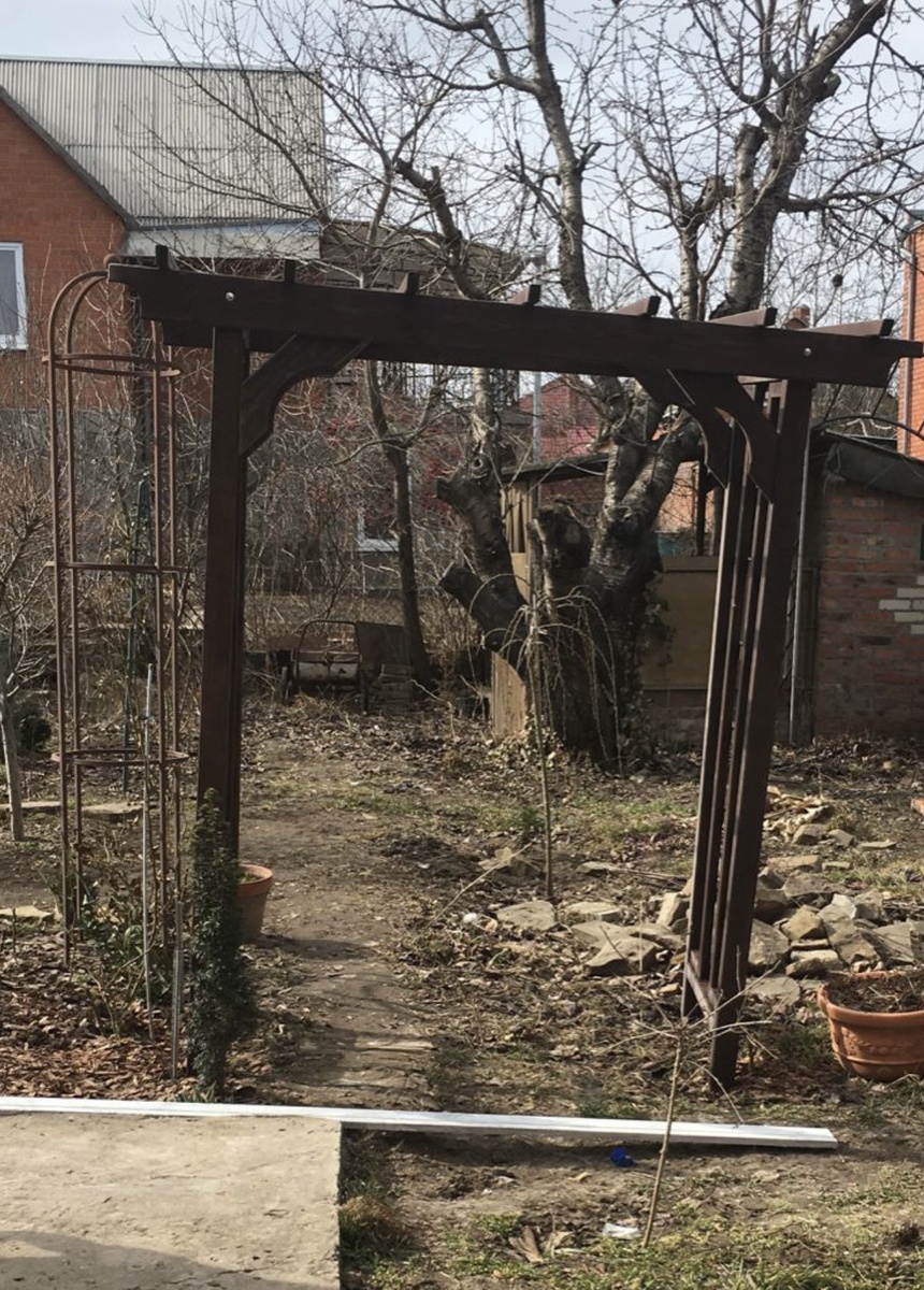 7 марта 2023 год. Момент установки перголы. Слева уже высажен первый саженец розы Пьер де Ронсар.