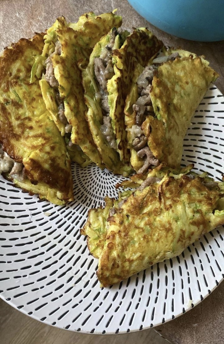 Конвертики из кабачков, фаршированные фаршем с луком и сыром!