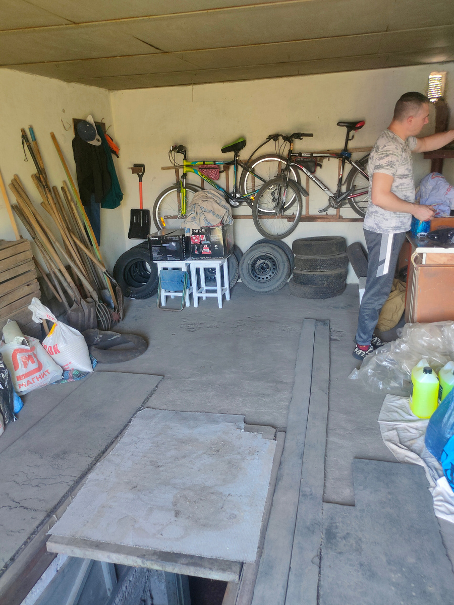 В гараже