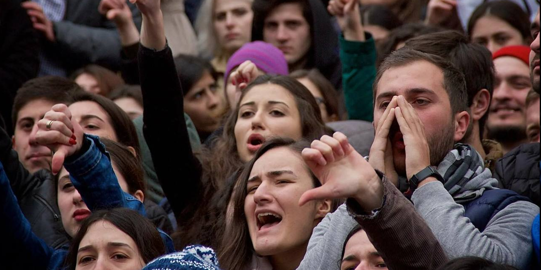 МОЛОДЫЕ НЕ ВЕРЯТ НИКОМУ