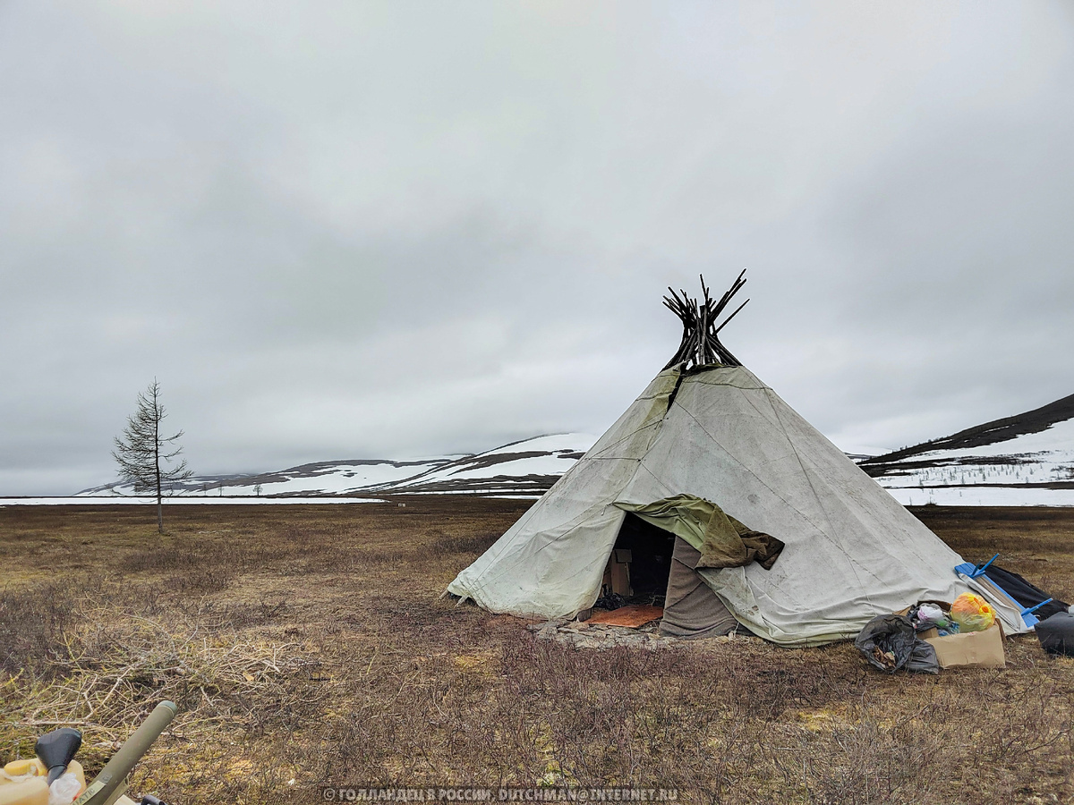 Хотя снаружи чум выглядит довольно просто, внутри всё очень хорошо продумано - это отличный дом для тундры. Фото: Голландец в России