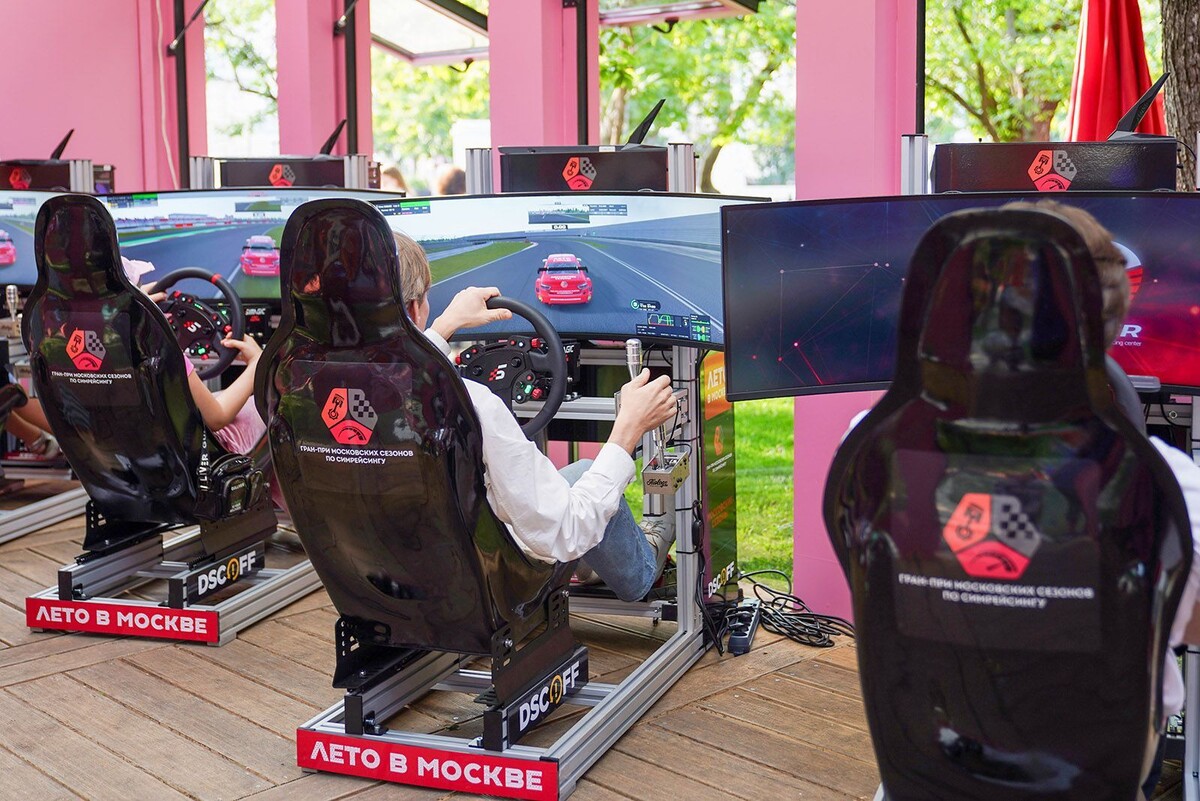    Посостязаться в гонках на виртуальных болидах стало возможно на Тверском бульваре