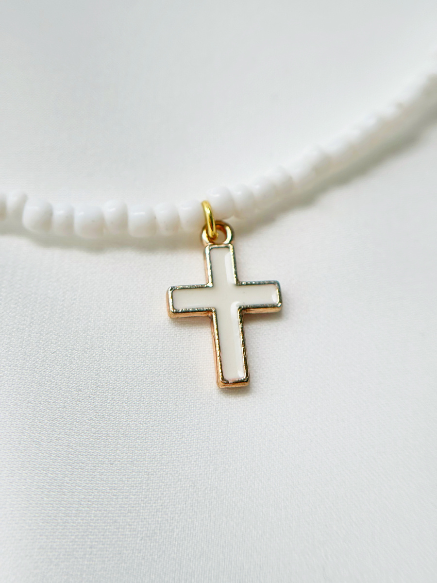 Белый цвет в чокере – это символ невинности, чистоты и нового начала.