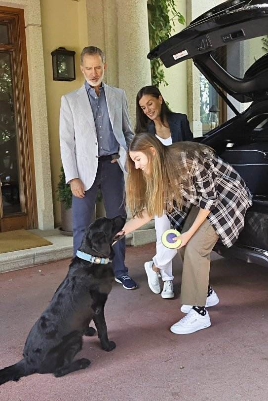 Испанская принцесса София и ее любимая собака