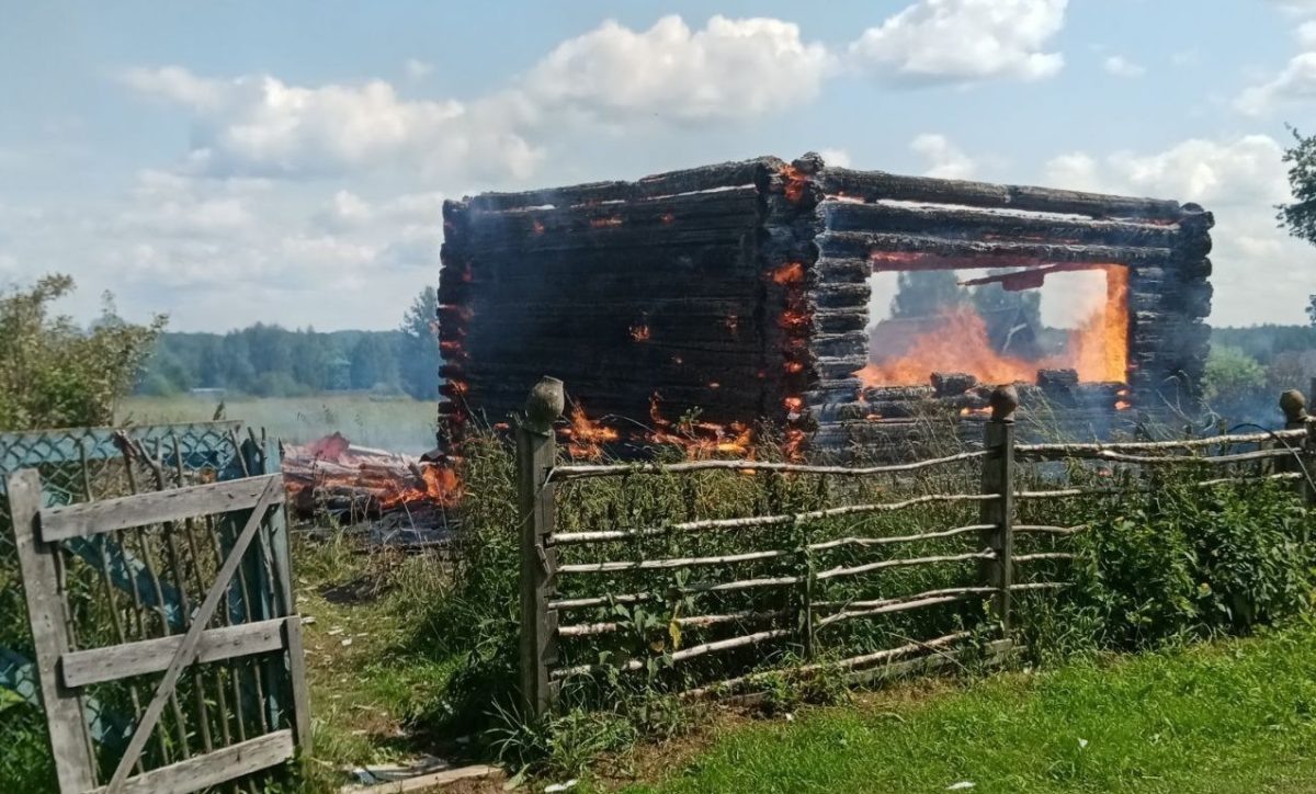    Пол и потолок в доме обрушились