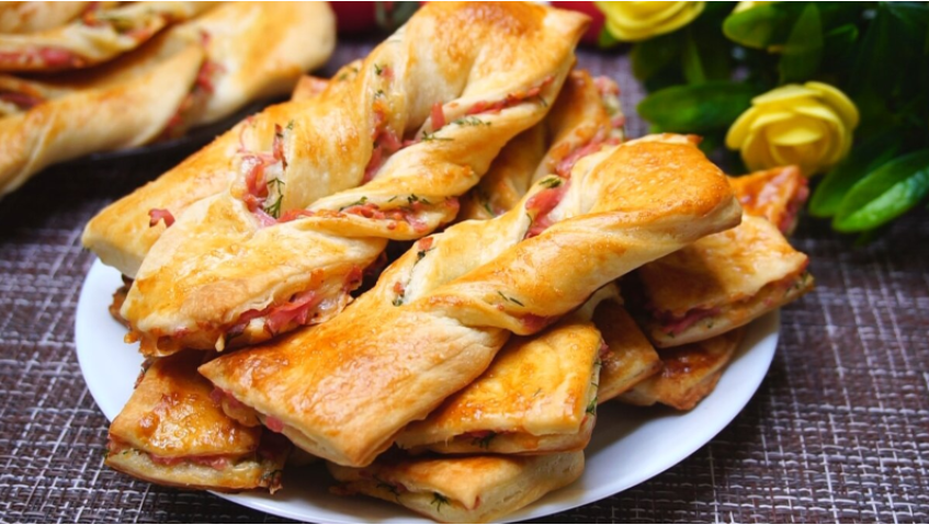 "Быстрые" слойки с сыром и колбасой, готовлю, когда нужно быстро приготовить что-нибудь вкусненькое.