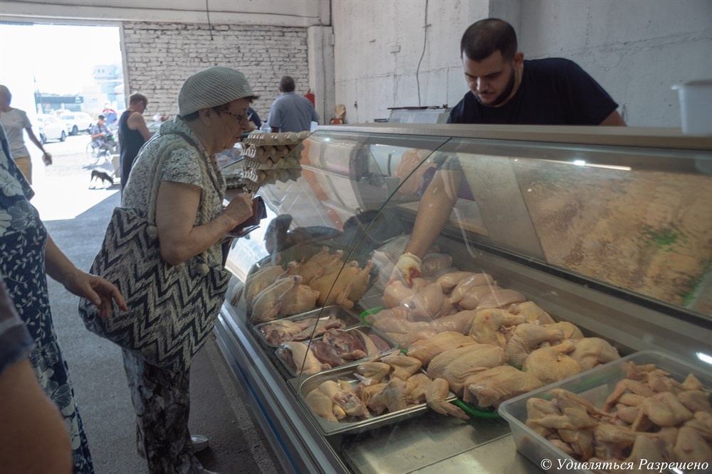 Покупатели толкуться