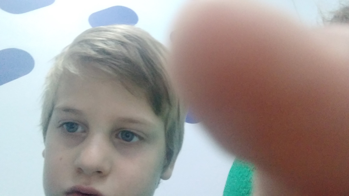 Фоткает незаметно )