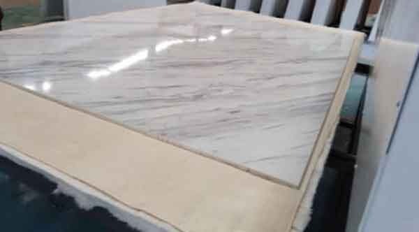 Таким, примерно выглядит строительный материал после обработки на специальном оборудовании. Такого рода мраморная плитка является идеальной под облицовку разных сооружений