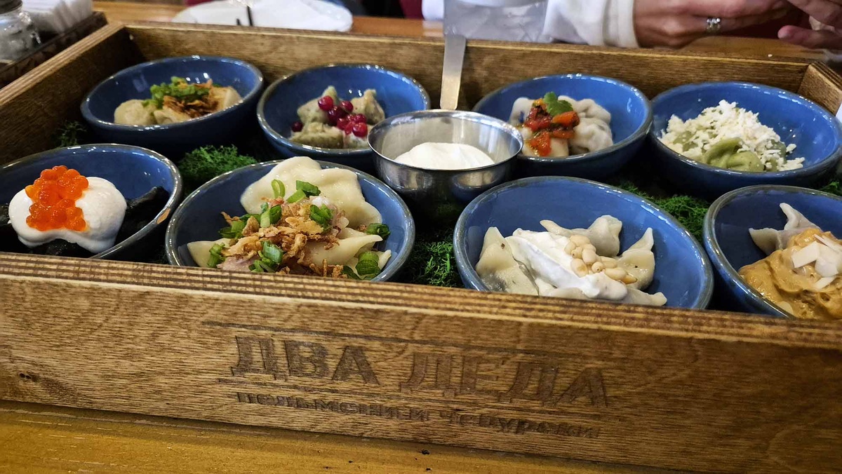 Такой сет пельменей стоит 1390 рублей. Можно смело брать на двоих. Листайте галерею, чтобы увидеть ещё фото