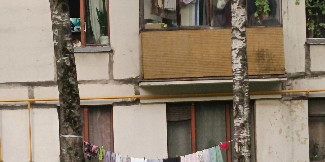 Почему в 2025 году люди всё ещё сушат бельё на улице?