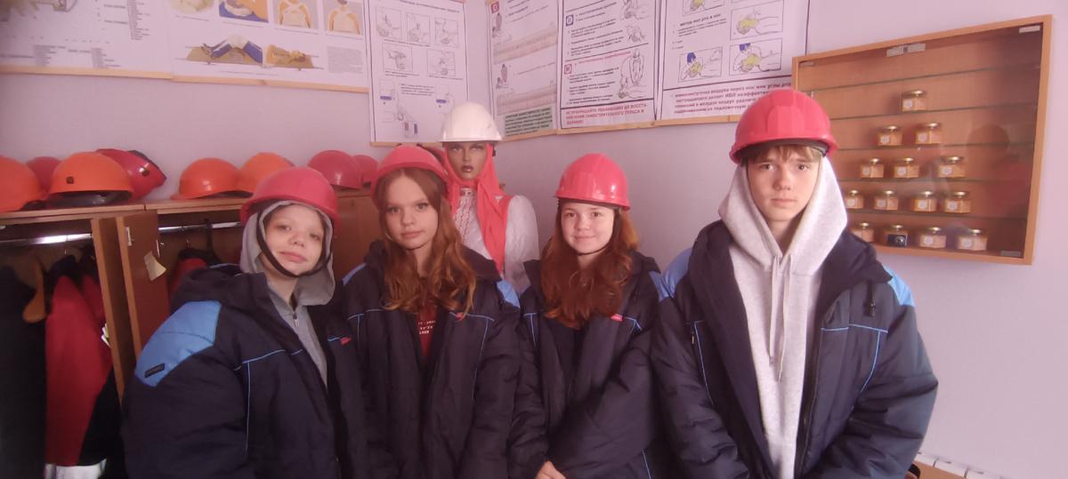 Выдали каски, фонарики и тёплые куртки 