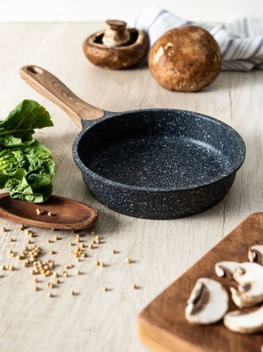 
Думаю, хоть раз каждая хозяйка задавалась этим вопросом. Попробуем разобраться вместе. 
Итак, есть три основных вида сковородок –чугунные, стальные и алюминиевые. У каждого вида свои плюсы и минусы.

Чугунные. 
