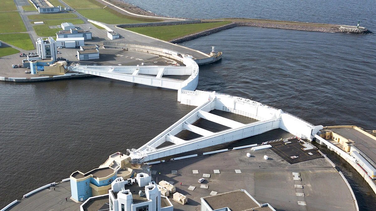 Панорамный вид на Комплекс защитных сооружений (дамбу) в Финском заливе, соединяющий северный и южный берега через Кронштадт.