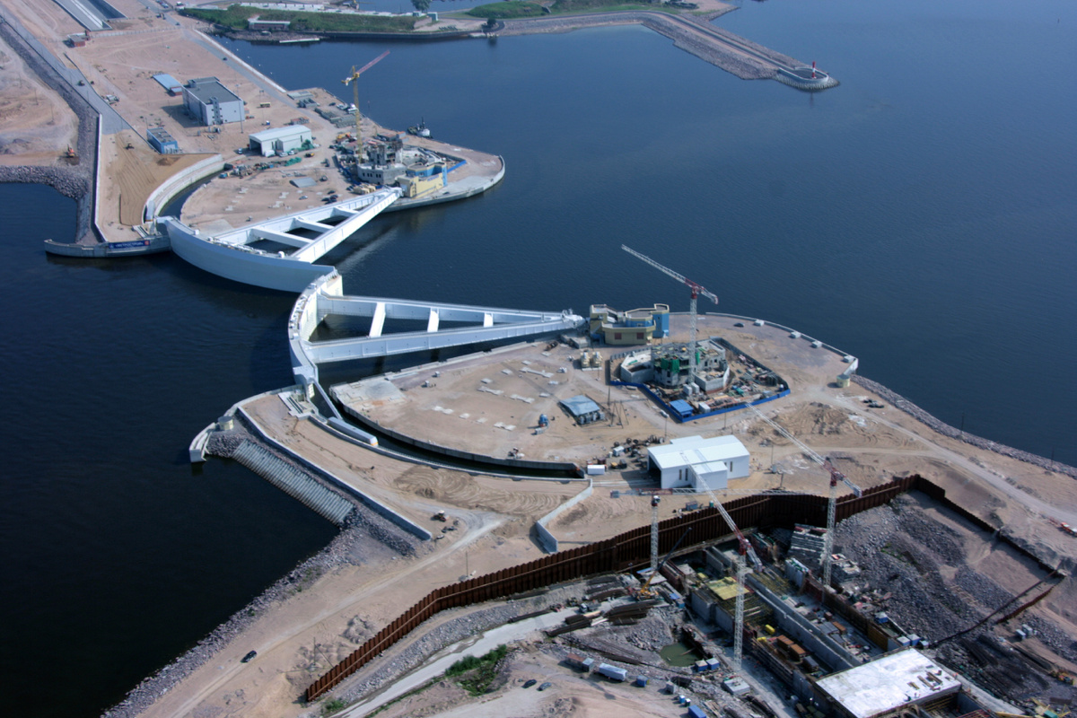 Панорамный вид на Комплекс защитных сооружений (дамбу) в Финском заливе, соединяющий северный и южный берега через Кронштадт.