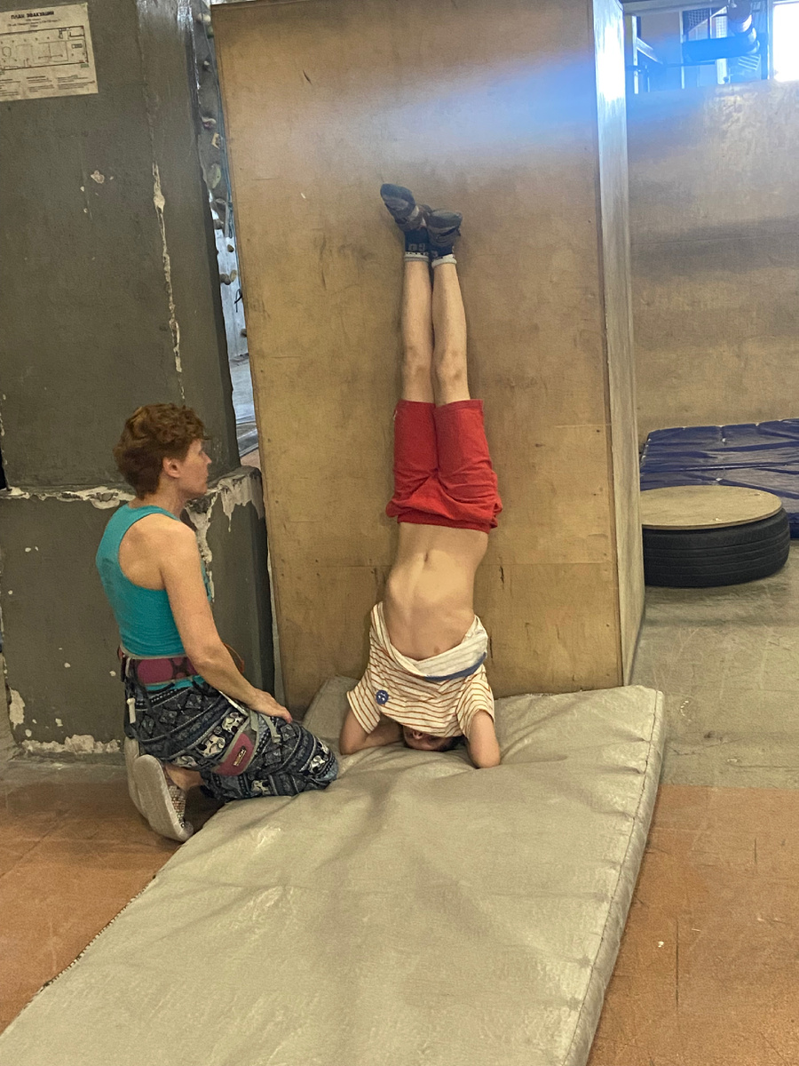 Учит делать правильный упор не на голову, а на руки