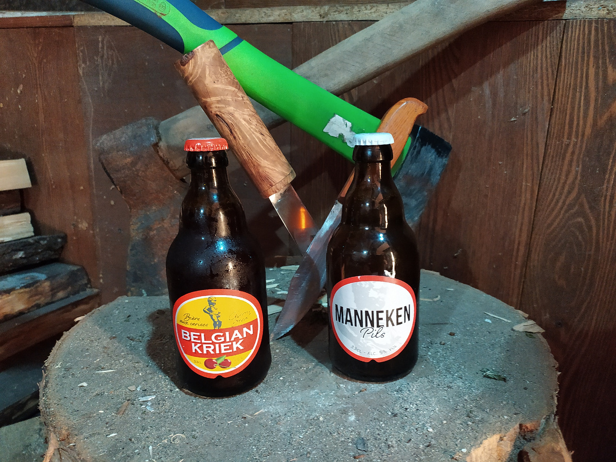 Писающий мальчик на бутылке с пивом, как это символично.