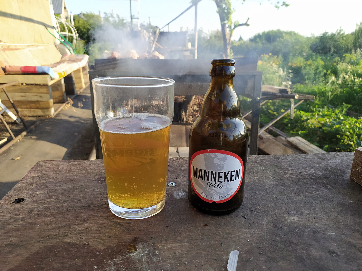 Выпиваешь и становишься манекеном, который лежит.